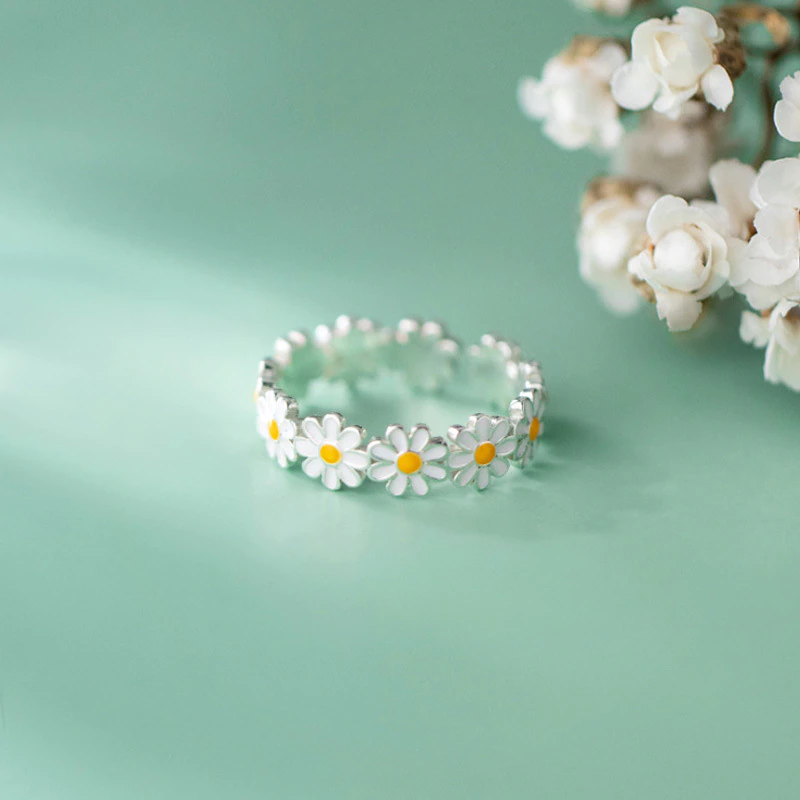 Anello Daisy – Simbolu ta’ Bidu Ġdid u Hena
