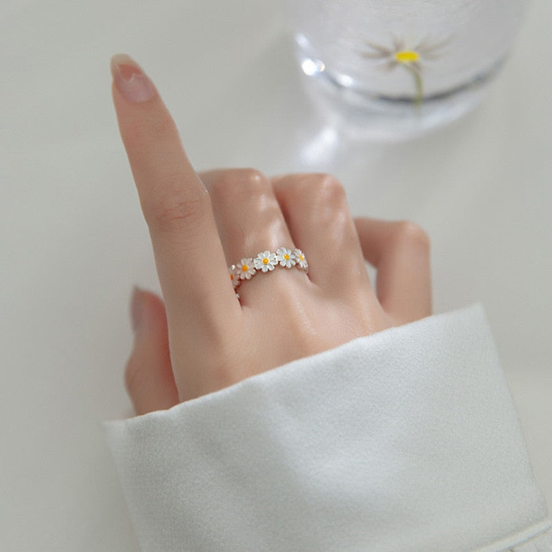 Anello Daisy – Simbolu ta’ Bidu Ġdid u Hena