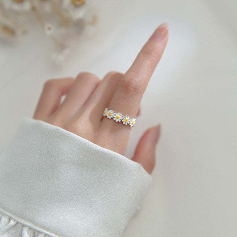 Anello Daisy – Simbolu ta’ Bidu Ġdid u Hena