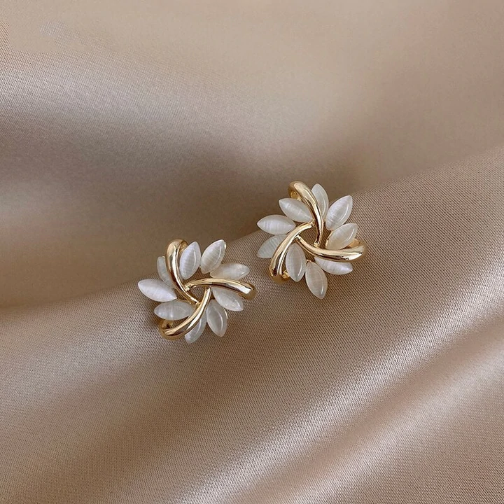 Ċrieki Eleganti Deheb Ispirati mill-Petali tal-Opal