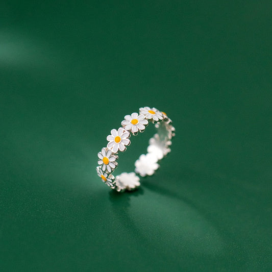 Anello Daisy – Simbolu ta’ Bidu Ġdid u Hena